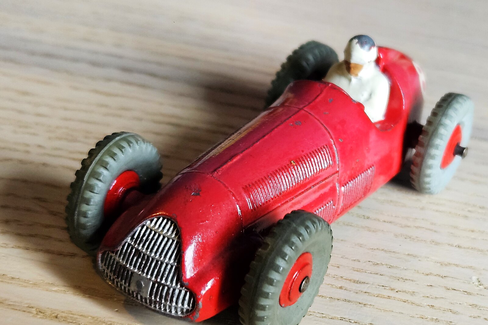 Monoplace Alfa Romeo de Grand Prix Dinky, rouge, avec pilote