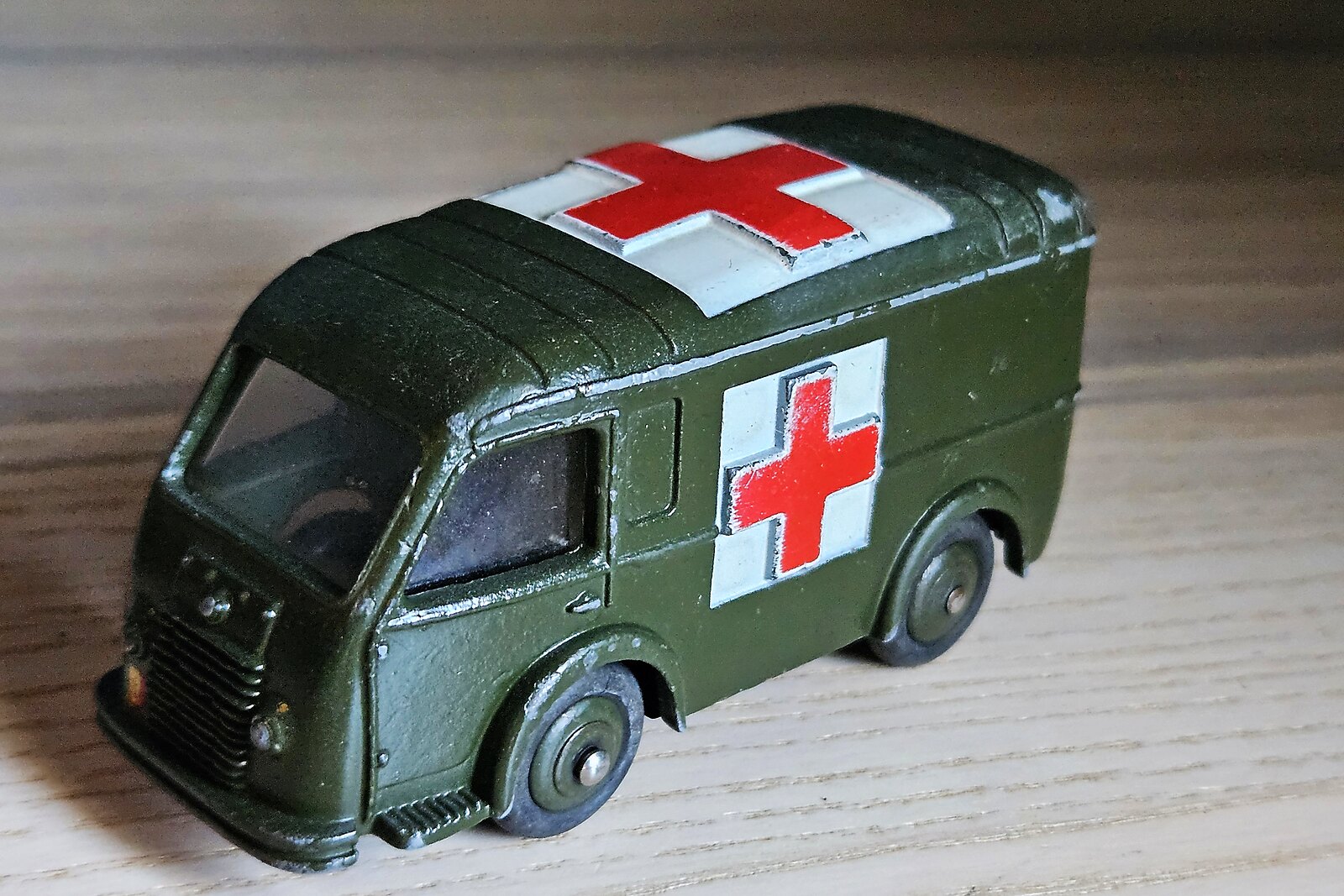 Dinky France 80F, ambulance militaire Renault kaki avec croix rouges