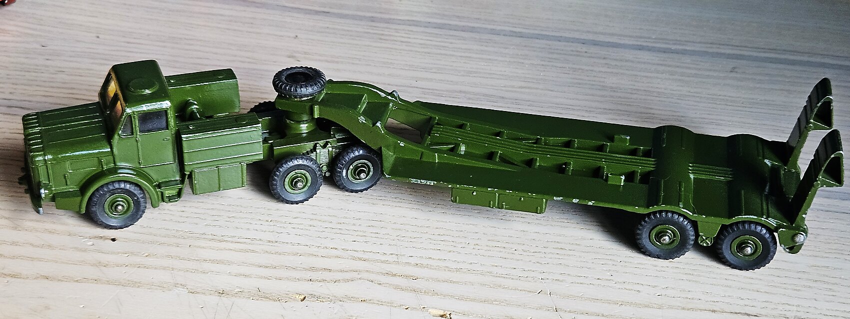 Dinky Supertoys 660, porte-char Thornycroft Mighty Antar et sa remorque surbaissée, kaki, vue panoramique