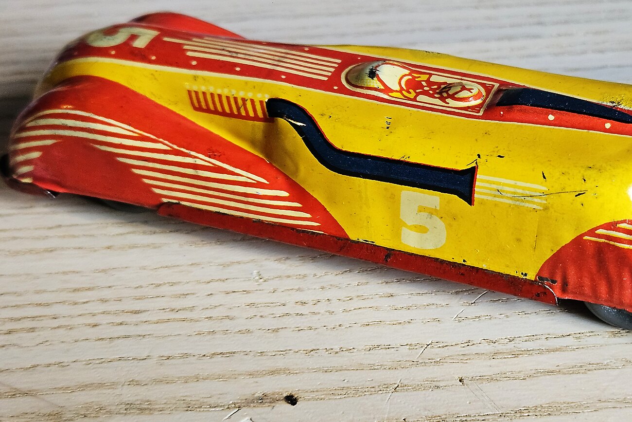 Bolide de course en tôle lithographiée jaune et rouge, numéro 5, streamliner