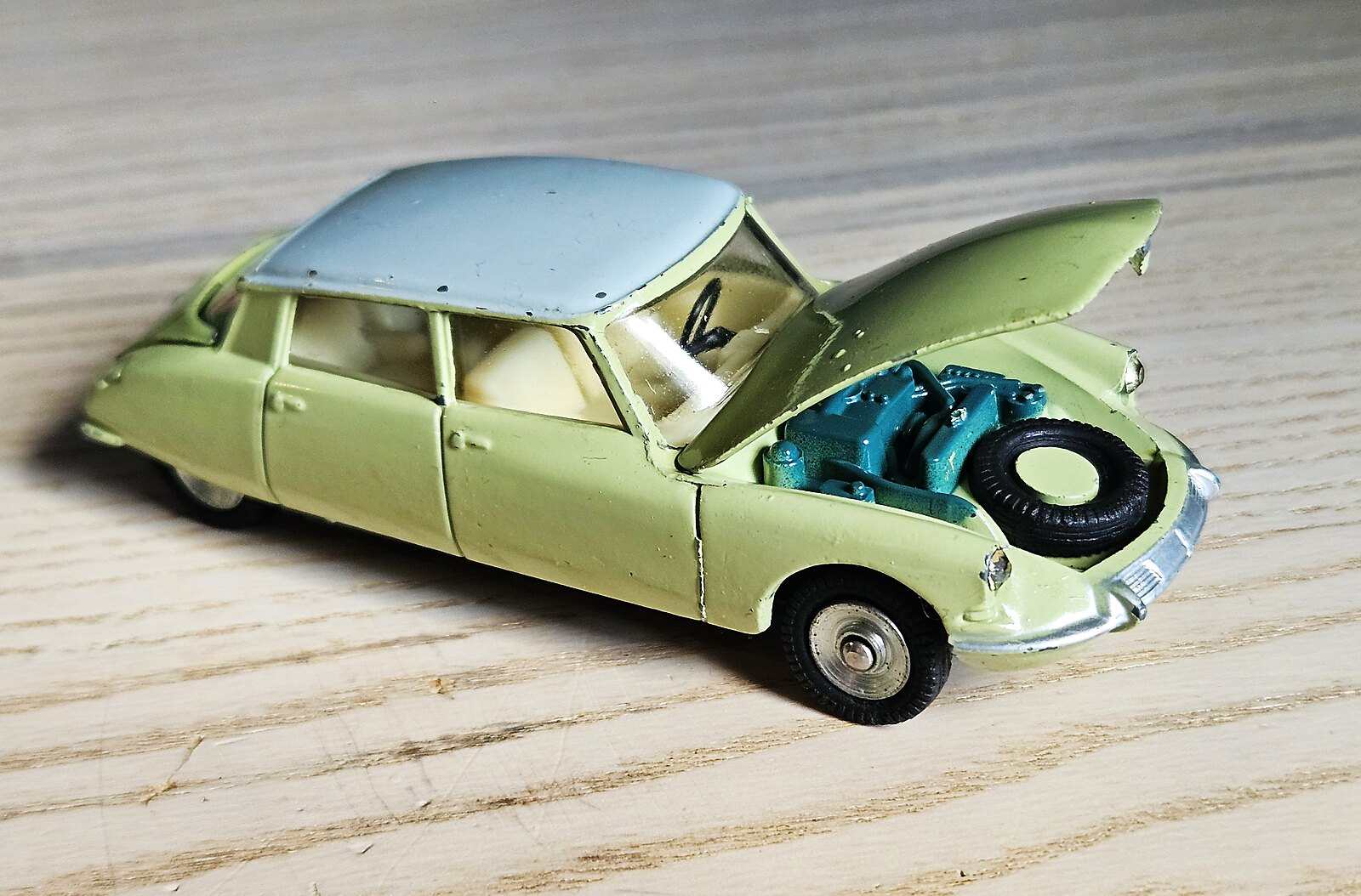 Citroën DS19 Dinky France, vert tilleul et toit gris, capot avant ouvert sur le moteur