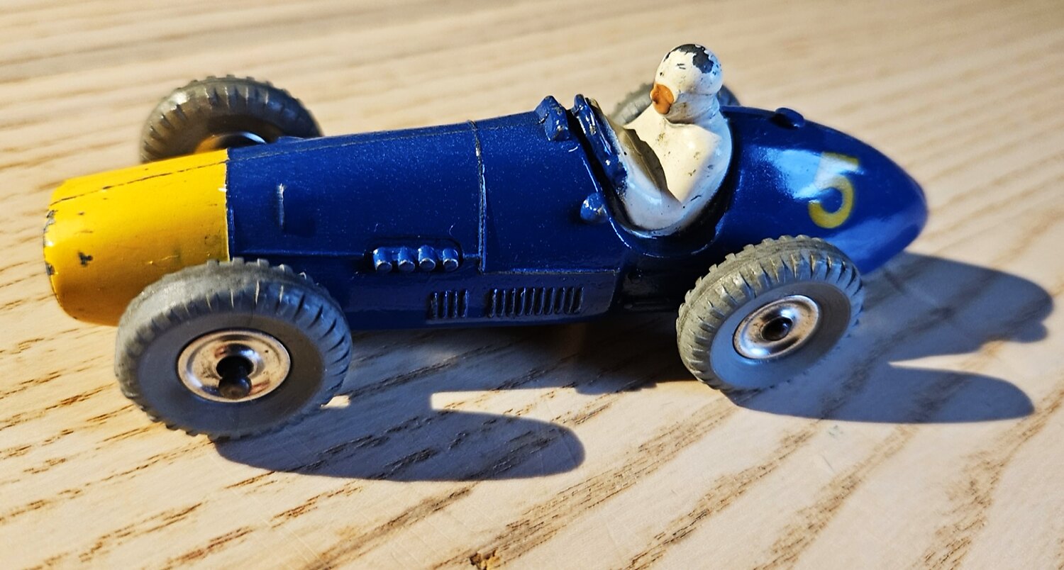 Monoplace Ferrari de course Dinky, bleue à nez jaune, numéro 5