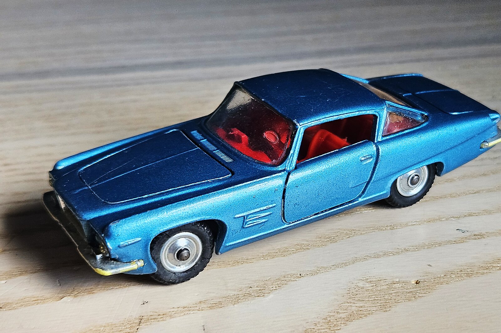 Corgi Ghia L.6.4 bleu métallisé, coupé fastback, intérieur rouge