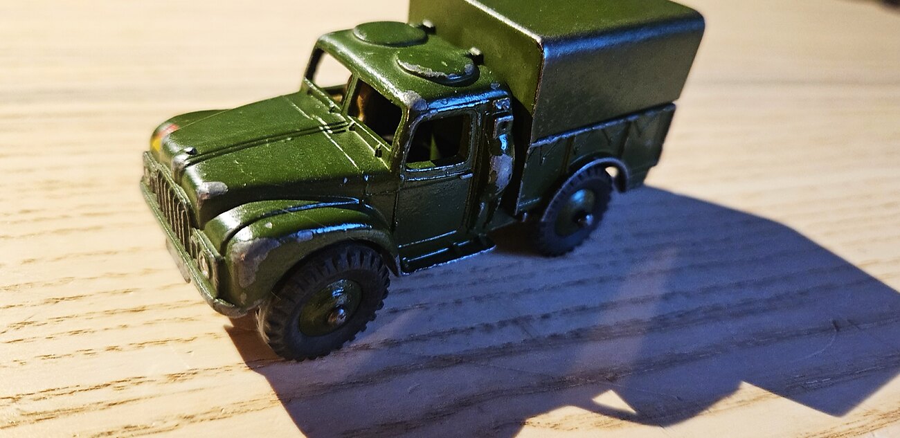 Dinky 641, camion militaire Humber 1 tonne bâché kaki