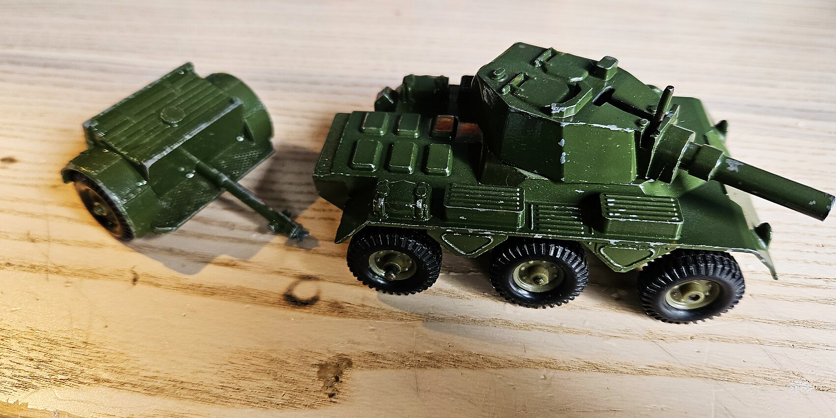 Remorque à munitions Crescent attelée derrière l'automitrailleuse Saladin 6 roues, kaki