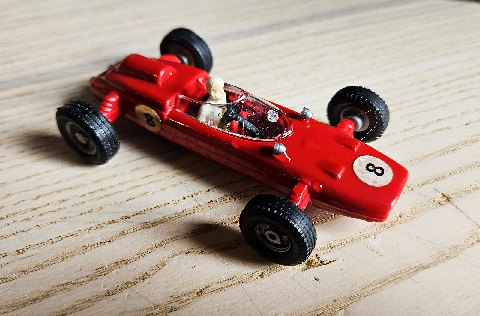 Politoys Lola Formula 1, monoplace plastique rouge numéro 8, avec pilote