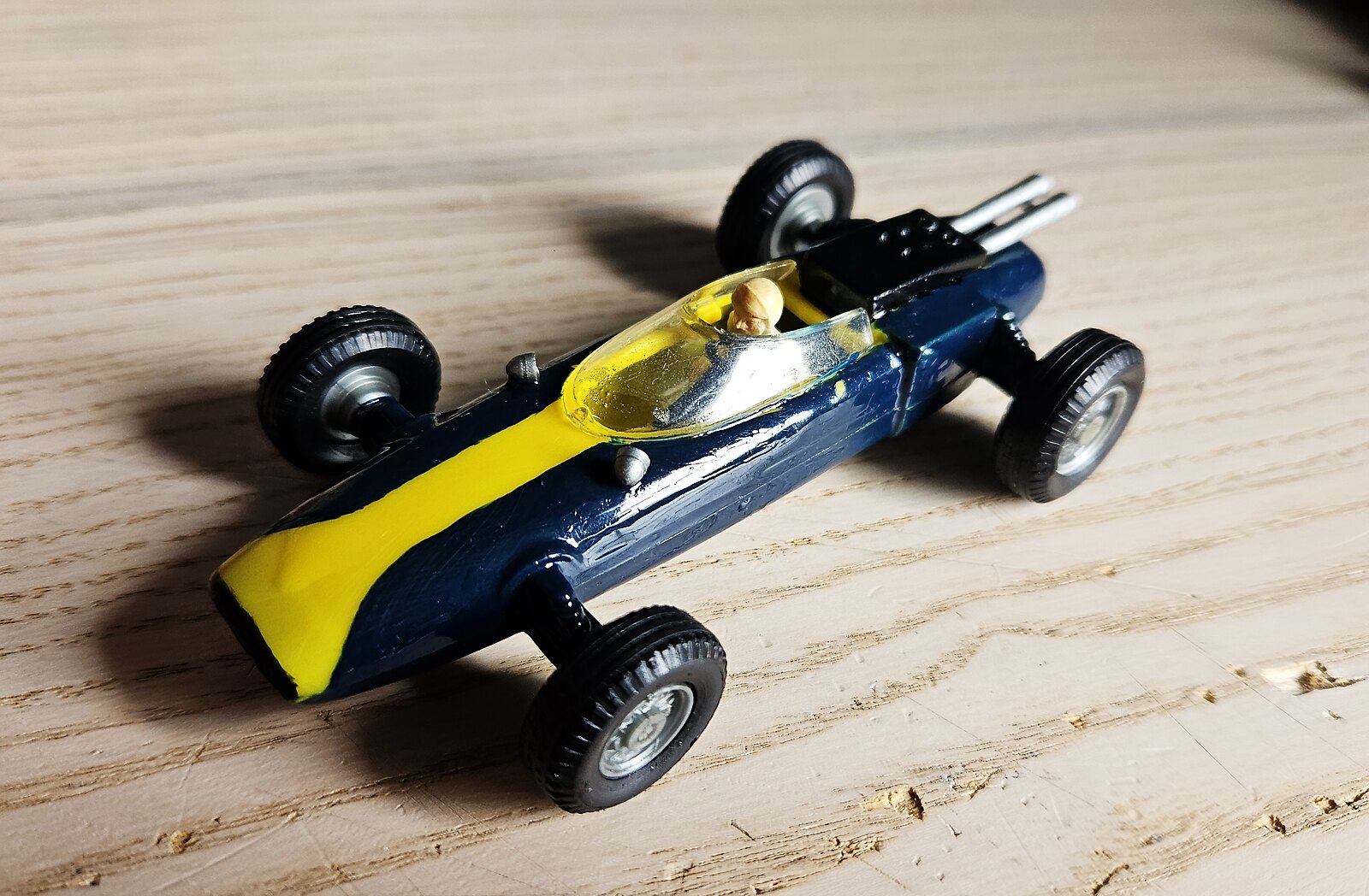 Politoys Lotus Formula 1, monoplace plastique bleu foncé à bande jaune, avec pilote