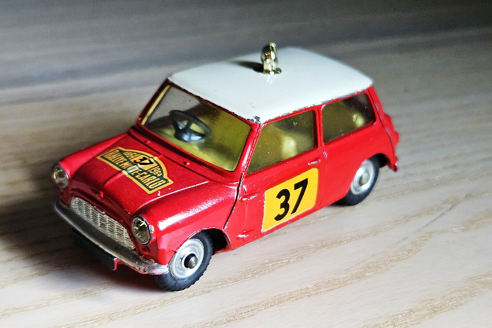 Corgi Mini Cooper rouge à toit blanc, phare de toit, plaque rallye Monte-Carlo numéro 37