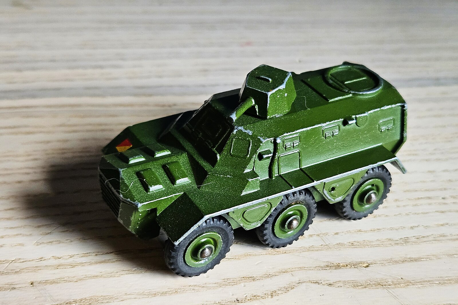 Dinky 676, automitrailleuse Alvis Saracen 6 roues kaki à tourelle