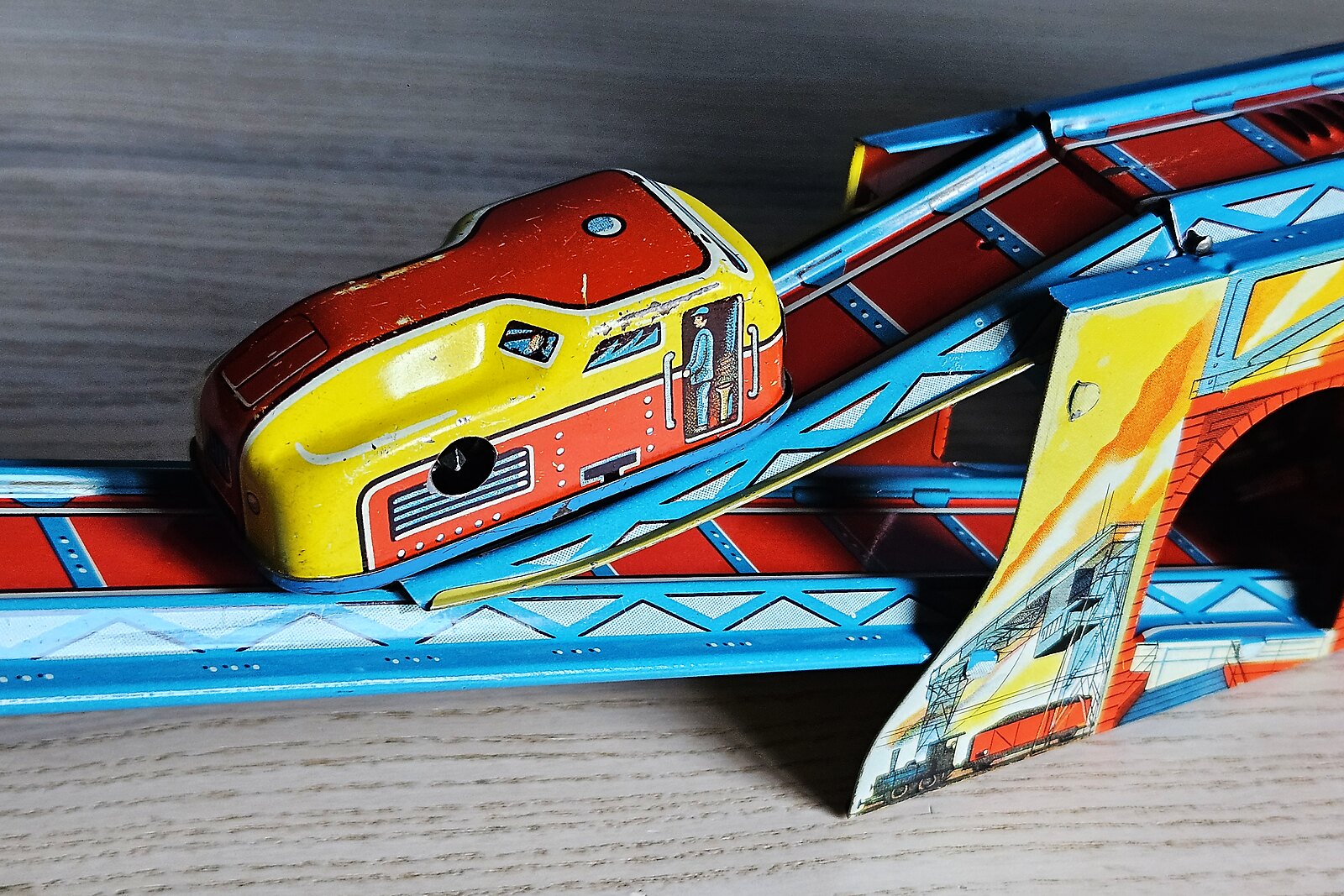 Technofix 294, locomotive en tôle lithographiée bicolore sur son viaduc de mine
