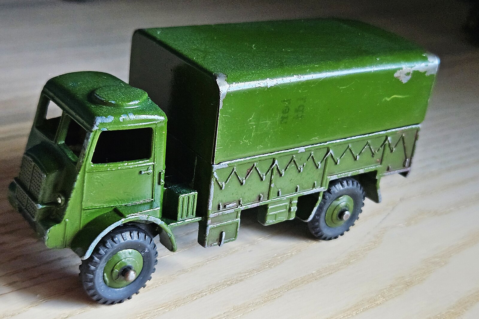 Dinky 621, camion militaire Bedford RL 3 tonnes bâché kaki