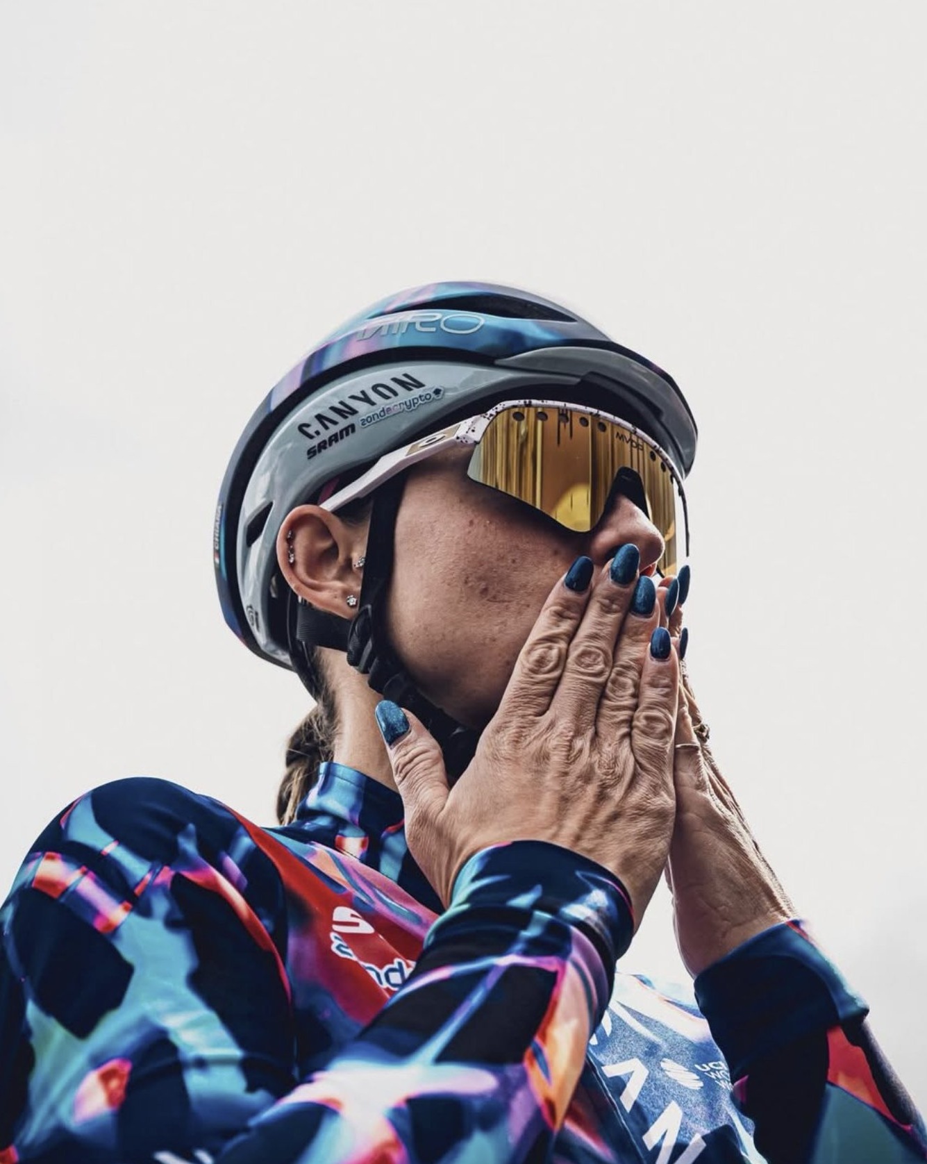 Coureuse Canyon-SRAM mains devant le visage avant le départ