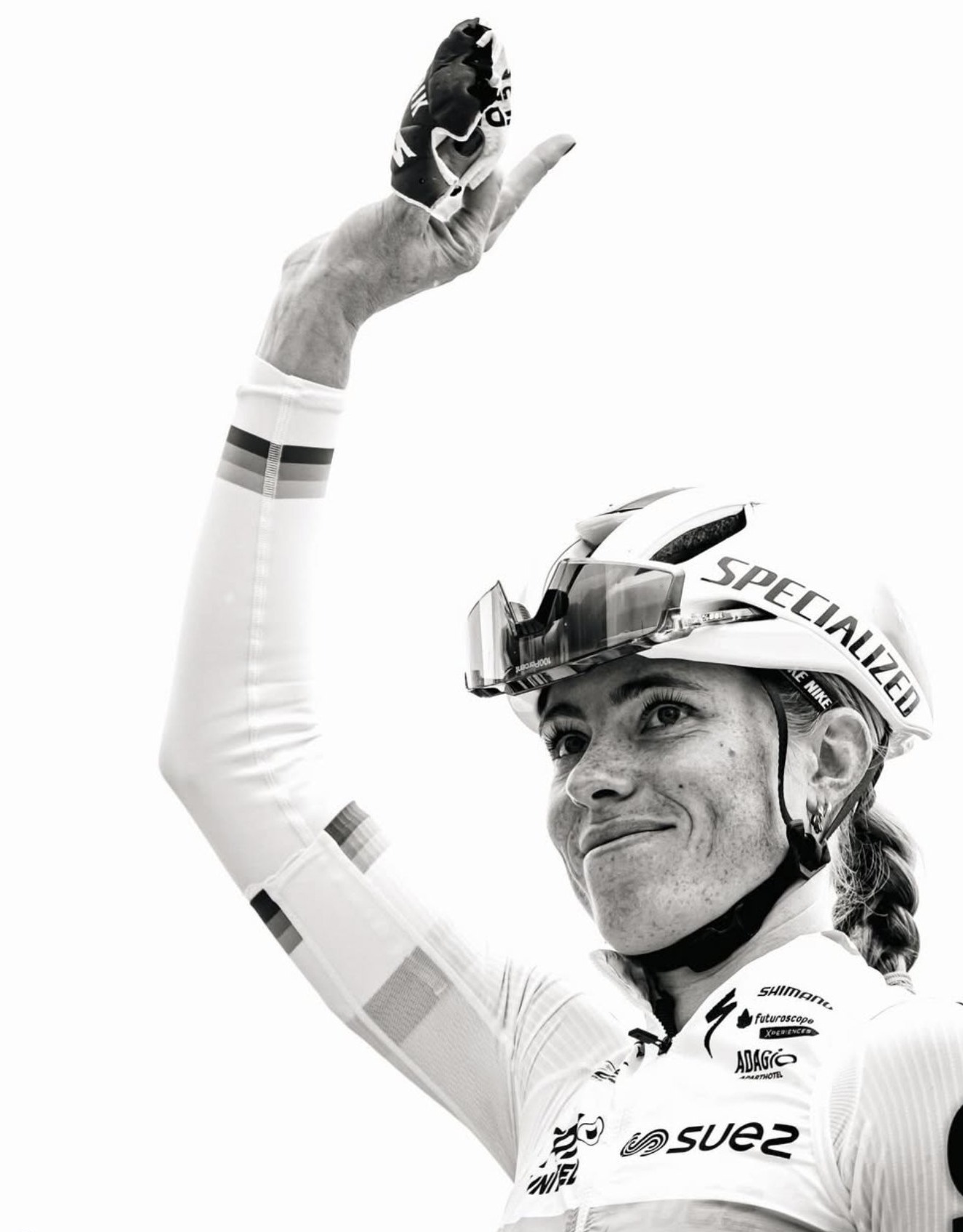 Coureuse Specialized saluant, noir et blanc