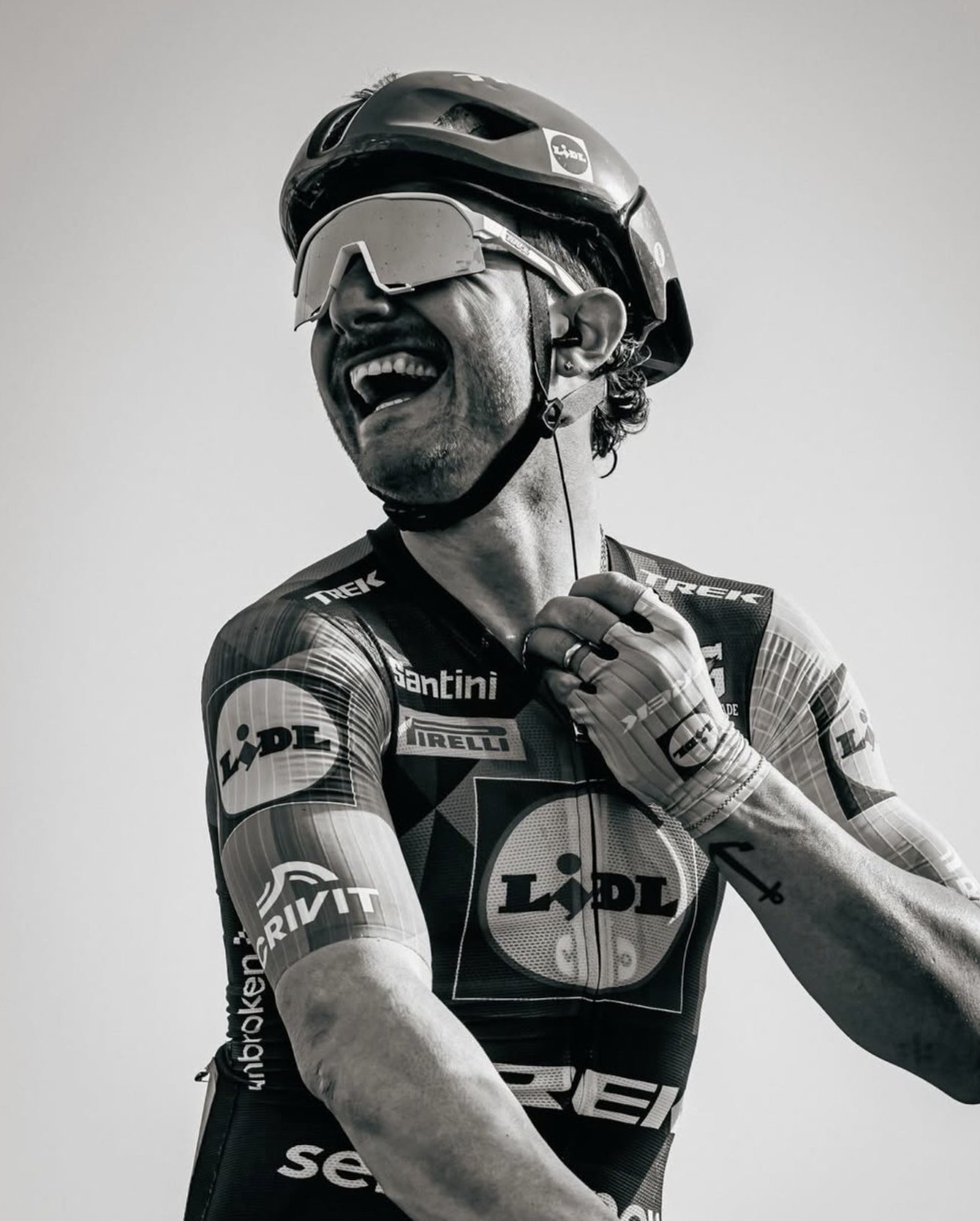 Coureur Lidl-Trek riant après la ligne, noir et blanc