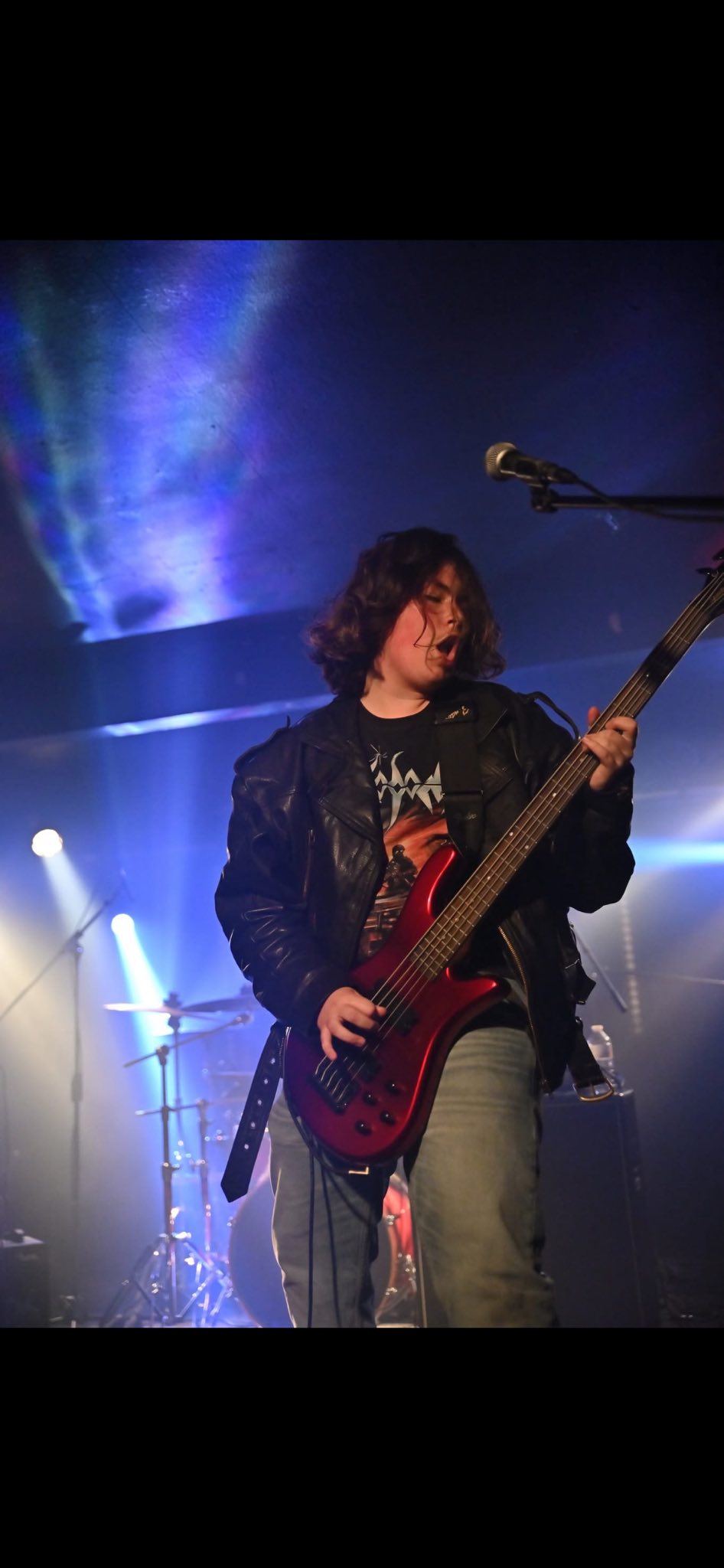 Lucas à la basse, lumière bleue