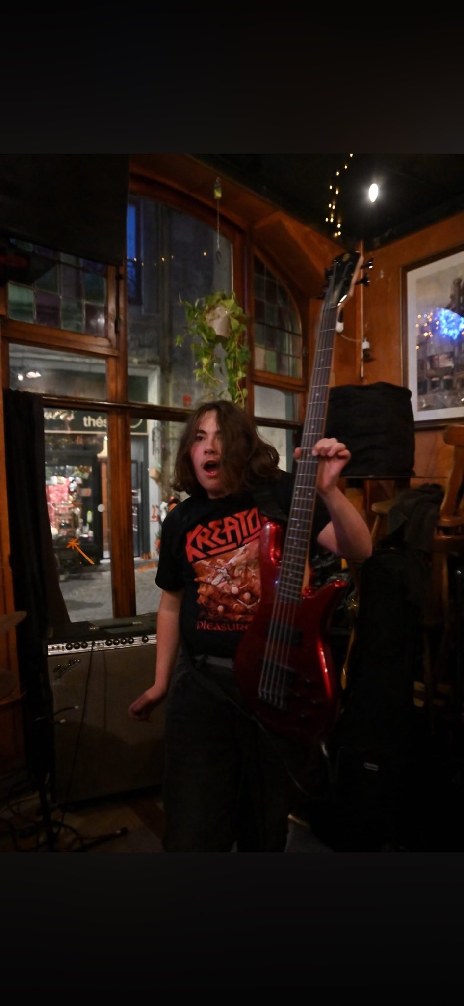Lucas dans la rue, t-shirt Kreator